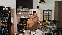 Modern und stilvoll eingerichtet, mit einer gut bestückten Kuchenvitrine und professioneller Barista-Kaffeemaschine: Sandra und ...