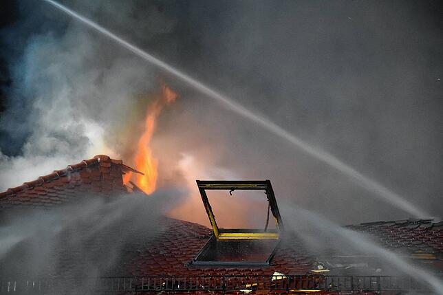 Bild 16: Bilder von den Löscharbeiten beim Großbrand eines Dachstuhls in Mahlspüren im Tal