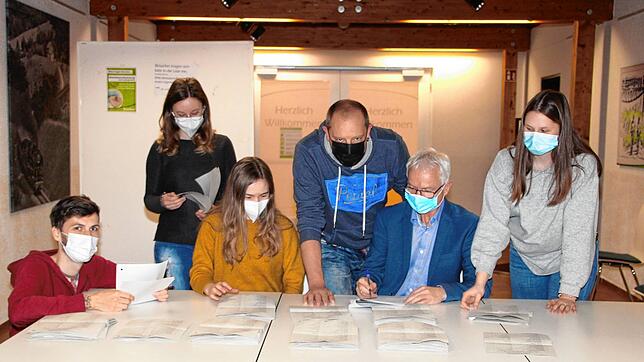 Das Wahlteam in der Stadthalle hat alle Stimmzettel ausgezählt. Unser Bild zeigt von links Sebastian Rupertus, Sima Lossau, Celine ...