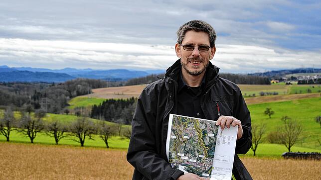 Jörg Roth, Vorsitzender des Vereins Pro Basistunnel, mit einem Plan, der zwischen Hauenstein und Tiengen diejenige Taltrassen-Variante ...