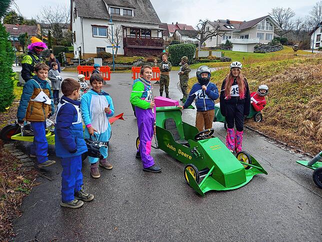 Bild 7: So rasant ging es beim Kärrelerennen in Hepbach zu