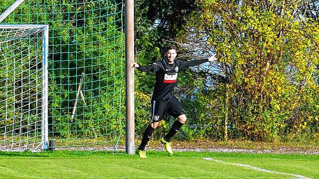 Matchwinner: Manuel Berger traf mit einer leicht verrutschten Flanke zum glücklichen 1:0-Sieg des SV Buch in Schachen gegen den FC Zell.