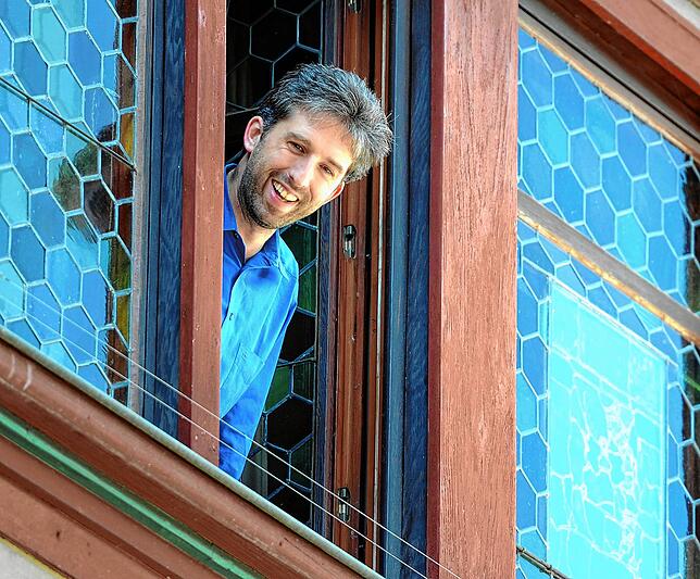 Der Tübinger Oberbürgermeister schaut 2012 aus einem Fenster des historischen Rathauses in Tübingen. Seit 2007 ist Palmer Chef im ...