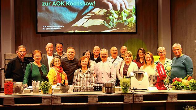 Hinter den Kulissen der AOK-Kochshow in der Singener Stadthalle: Die SÜDKURIER-Abonnenten Anneline Blonczewski, Rosemarie Benitz, Thomas ...