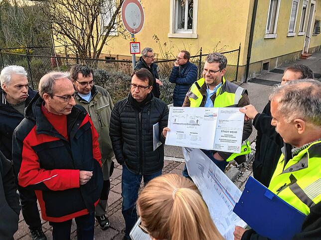 Termin vor Ort im März 2018: Planer Christian Raiber (2. vl.) erläuterte zusammen mit Altlastenexperte Thomas Dobrinski (4. v.l.)bei ...