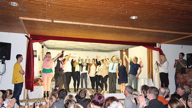 Arme hoch vor Freude: Ein gelungenes Theaterstück bot der MV Ober-Unterwangen an drei Terminen im vollen Gemeindesaal Oberwangen.