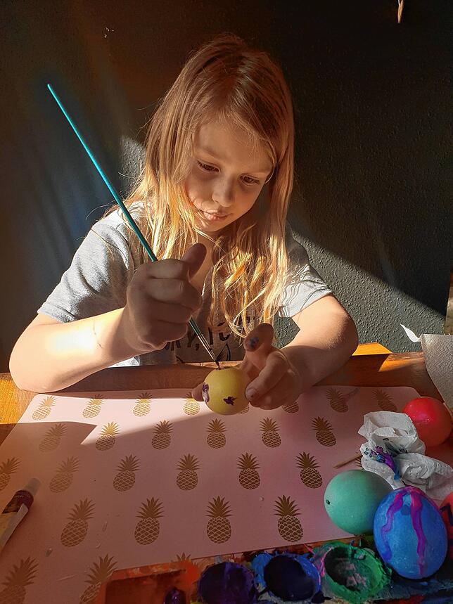 Lara (7 Jahre) bemalt Ostereier, bastelt, bäckt &ndash; bisher wurde ihr noch nicht langweilig.