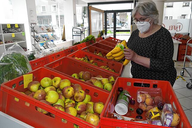 Auf diesem Foto vom Mai 2021 sortiert Lydia Trienz vom Team der Ehrenamtlichen der Friedrichshafener Tafel Obst. Auch in der ...