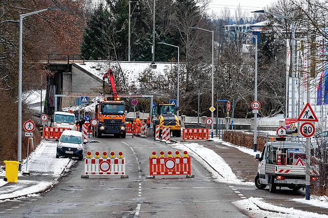 Die Zufahrt zur Brücke ist während der Installation abgesperrt.