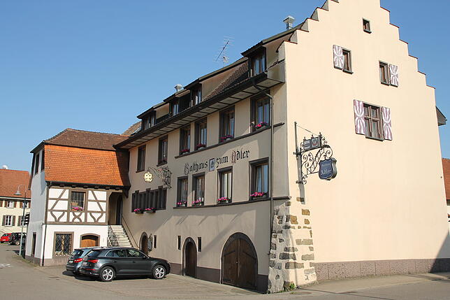 Im Ortskern von Oberlauchringen stehen prächtige historische Gebäude. Ein Paradebeispiel ist das Hotel „Adler“, das auf eine ...
