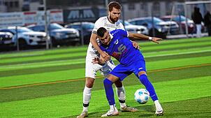 Starker Auftritt: Beim 3:0-Derbysieg des FC Erzingen gegen die neugegründete SG Geißlingen/Grießen erzielte Luka Bartolovic (vorn, gegen ...