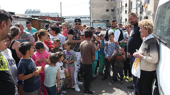 Die Kinder in den Armenvierteln freuen sich immer riesig über den Besuch der Villinger Helfer. Rechts im Bild Irmgard Rösch.