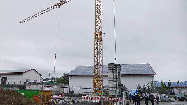 Der Kran steht bereits: Bürgermeister Stephan Frickinger rechnet damit, dass die Bauarbeiten an der Feuerwache Süd im Leibertinger ...