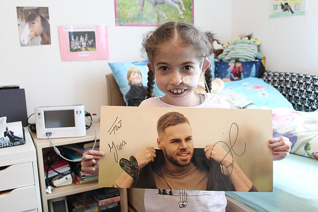 Jana ist stolz auf das Autogramm von Daniel Schuhmacher.