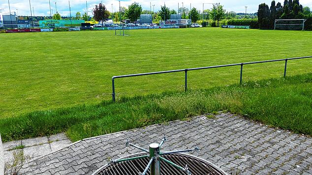 Auf dem hinteren Teil des ehemaligen Sportplatzes, in Nachbarschaft zum Lebensmittelmarkt und gegenüber dem künftigen ...