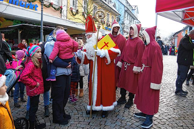 Bild 16: Besuch des Nikolauses in Tiengen sorgt für viele strahlende Kinderaugen