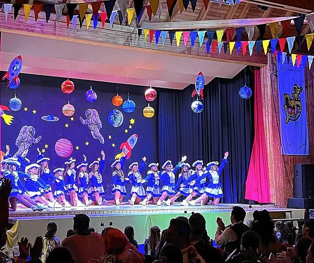 Die Narrengarde gibt ihren Gardetanz zum Besten und glänze beim intergalaktischen Ball mit anspruchsvoller Choreographie.