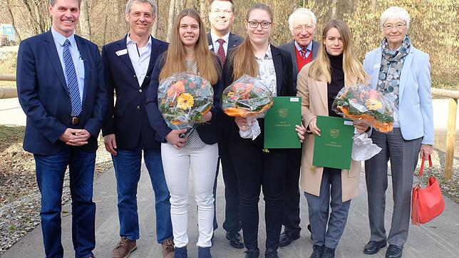 Von links: Bürgermeister Dieter Stauber, Konrad Reif (Studiengangsleiter Technik), Anja Pilz, Rektor Professor Dr. Herbert Dreher, Nina ...