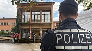 Vor der Halle in Tübingen stehen Einsatzkräfte, die Zugänge sind abgesperrt.
