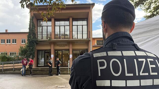 Vor der Halle in Tübingen stehen Einsatzkräfte, die Zugänge sind abgesperrt.