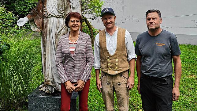 Spenderin Elke Hannig (von links), Bildhauermeister Vincenz Repnik und Friedhofsteamleiter Alexander Baur neben der restaurierten ...