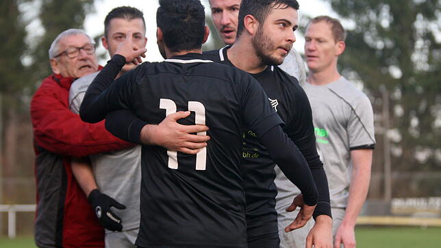 Rudelbildung: Bei der Partie zwischen dem SV Rietheim und FC Weilersbach hatten sich die Spieler auf dem Platz einiges zu sagen und ...