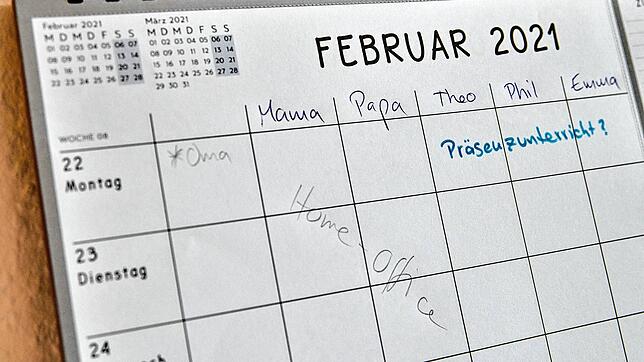 Familien mit Grundschulkindern müssen sich ab heute wieder neu organisieren. Im Wechsel werden die Kinder im Klassenzimmer und zu Hause ...