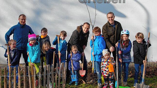 Startbereit und voller Eifer sind die Kinder der Grundschule Grießen beim Projekt &bdquo;Bäume für die Zukunft&ldquo;.
