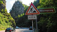 Im Höllental droht ein großer Felsbrocken, auf die Fahrbahn zu stürzen. Deshalb ist die Strecke derzeit gesperrt.