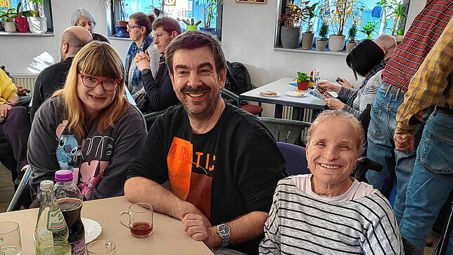 Nicole Küstler, Reinhold Wegmann und Sonja Altenburger (von links) haben sich informiert.