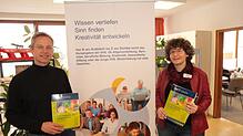 Der Vorsitzende der Volkshochschule Hochschwarzwald, Armin Hinterseh, und Geschäftsführerin Karin Hausmann stellen in Titisee-Neustadt ...