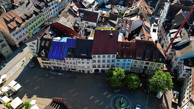 Blick auf das Zentrum der Überlinger Altstadt, die Hofstatt. Links an der Häuserzeile sind Folien erkennbar, die nach einem Großbrand ...