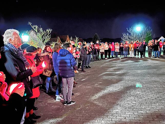 Bild 13: Tränen und Friedenslichter bei der Mahnwache in Stockach