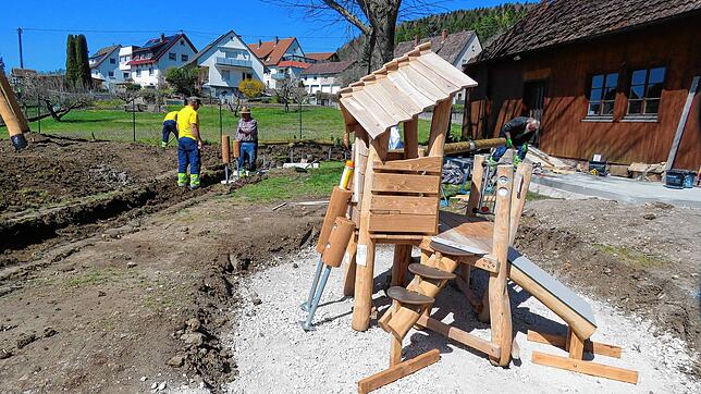 Völlig neu gestaltet und mit vielen Spielgeräten versehen wird der Spielplatz in der Banatstrasse in Geisingen. Nach dem Einbau der ...