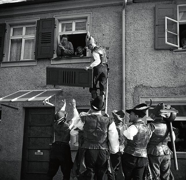 Die Zimmerergilde trieb vor rund 90 Jahren Scherze sogar so weit, dass die Mitglieder beim Umzug Fensterläden abmontierten.