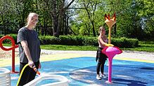 Um das Minara sommerfit zu machen, spritzt Denise Häring (links) die Liegestühle ab und Sabrina Benz reinigt die Geräte der ...