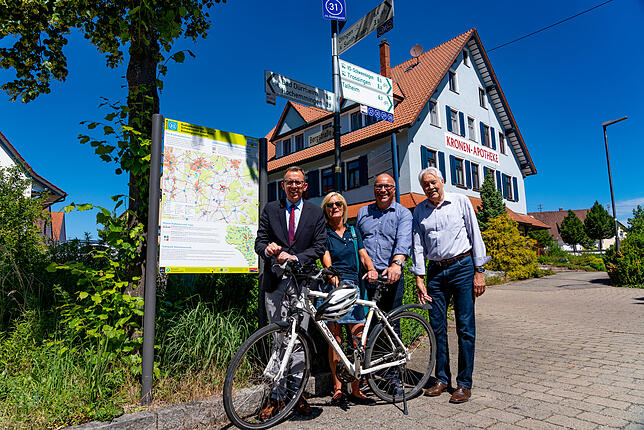 Landrat Sven Hinterseh, Regina Melch (Naturpark Südschwarzwald), Bürgermeister Ralf Pahlow und Kreisrat Siegfried Heinzmann freuen sich ...