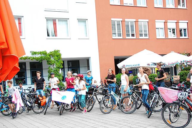 &bdquo;Wer nicht hüpft, ist für Kohle, hopp!&ldquo; &ndash; mit dieser und anderen Parolen beendeten die Friday for Future Kids aus ...