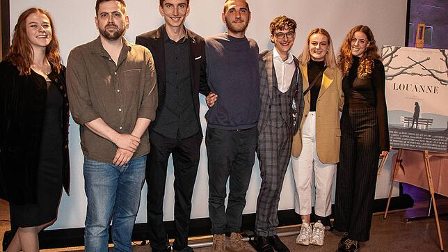 Alicia Bitschnau (Maske, von links), Joseph Olney (Musik), Lennart Hart (Ton), Ferenc Bodor (Kamera), Tom Franklin (Regie), Maria ...