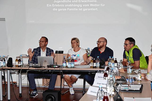 Sie haben an der Erarbeitung des Nachnutzungskonzepts mitgewirkt: Bürgermeister Andreas Braun (von links), die Leiterin der Spielscheune ...
