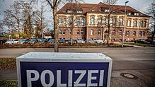 Das Schild des Polizeireviers Hechingen steht gegenüber des Gebäudes des Landgerichts und der Justizvollzugsanstalt.