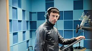Schauspieler Aaron Altaras im Hörspiel-Studio.