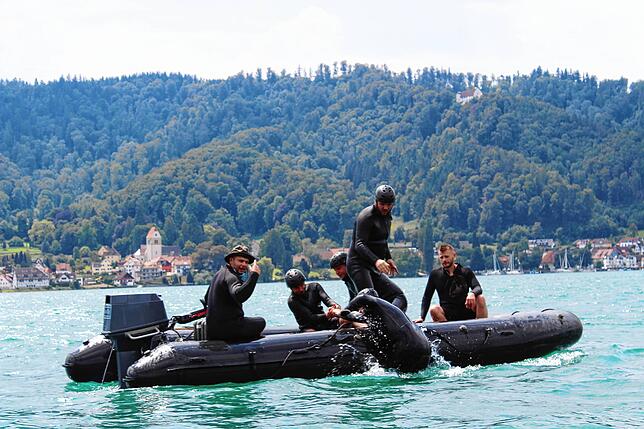 Auch der letzte Soldat wird auf das Boot gezogen. Stabsunteroffizier Alexander Ziger (rechts) beobachtet die Bergung.