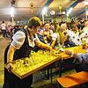 Alle Hände voll zu tun haben die Abräumer schon am Eröffnungsabend des Ehinger Herbstfestes. Die Essensausträger sind externe ...