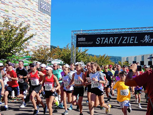Sofort nach dem Start versuchen die Teilnehmer die Ideallinie auf der Laufstrecke zu finden.