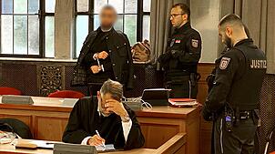 Der Angeklagte soll mit vier Unbekannten einen 31-Jährigen in eine Hütte verschleppt und dort misshandelt haben.
