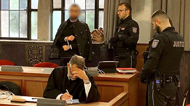 Der Angeklagte soll mit vier Unbekannten einen 31-Jährigen in eine Hütte verschleppt und dort misshandelt haben.