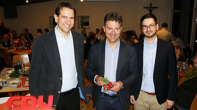 Der Europaabgeordnete Andreas Schwab (Mitte) warb beim Schwarzbierabend der Reichenauer CDU für ein geeintes Europa. Links der ...