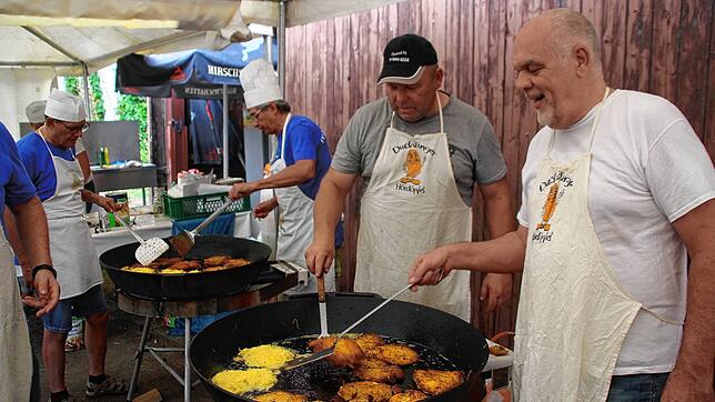 Trotz drei großer Pfannen kam das Puffer-Team mit dem Brutzeln der Kartoffelpuffer beim Herdöpfelfäscht in Duchtlingen kaum nach.