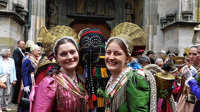 Überlinger Hänsele mit zwei jungen Trachtenfrauen.